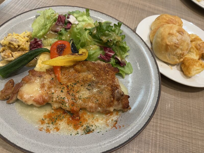 ランチおすすめプレートチキンのグリルマスタードソース